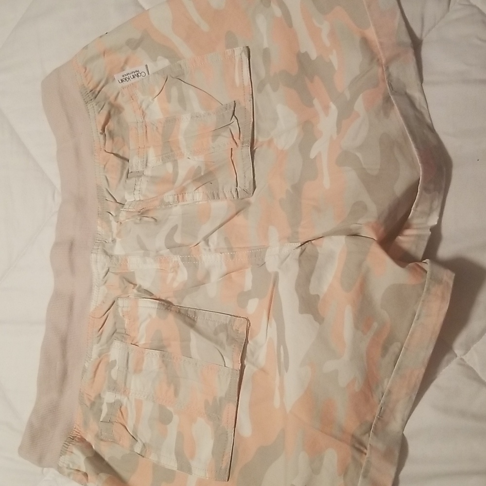 Women's Calvin Klein  Fatigue Shorts; Khaki Peach and Beige; Size Large - Picture 4 of 11